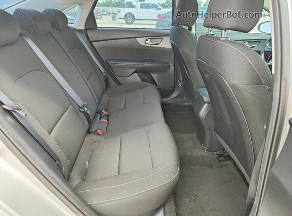 3KPF24AD4ME378090 2021 KIA FORTE Серебряный Вид задних сидений