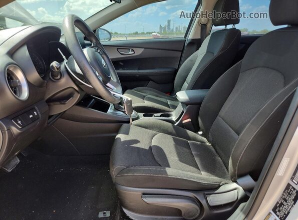 3KPF24AD4ME378090 2021 KIA FORTE Серебряный Вид салона спереди