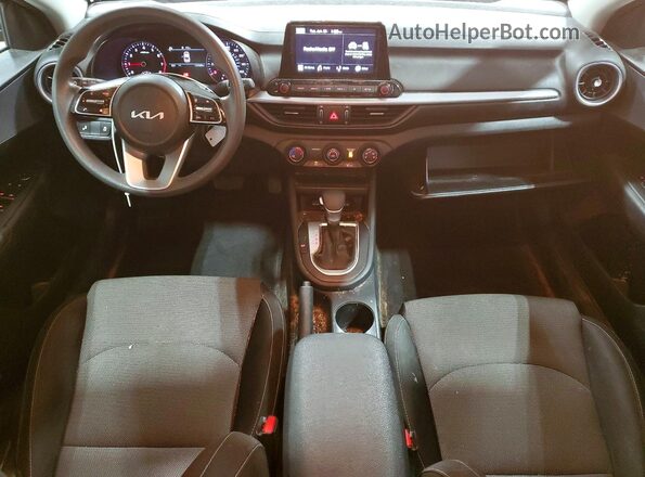 3KPF24AD4PE515291 2023 KIA FORTE Красный Вид панели приборов