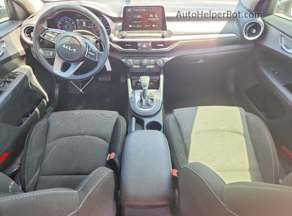 3KPF24AD4RE696394 2024 KIA FORTE Белый Вид панели приборов