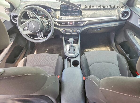 3KPF24AD4RE764984 2024 KIA FORTE Серебряный Вид панели приборов