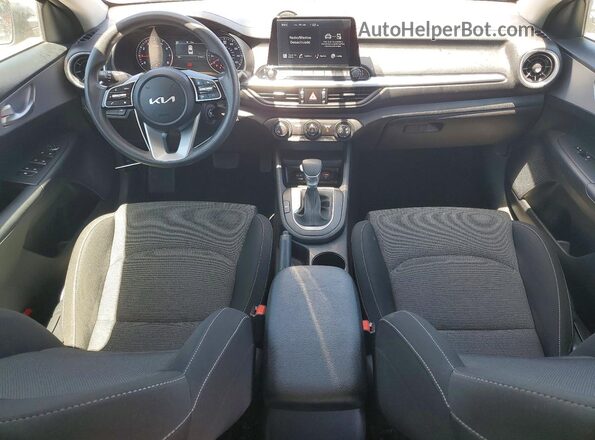 3KPF24AD4RE787407 2024 KIA FORTE Silver Widok deski rozdzielczej