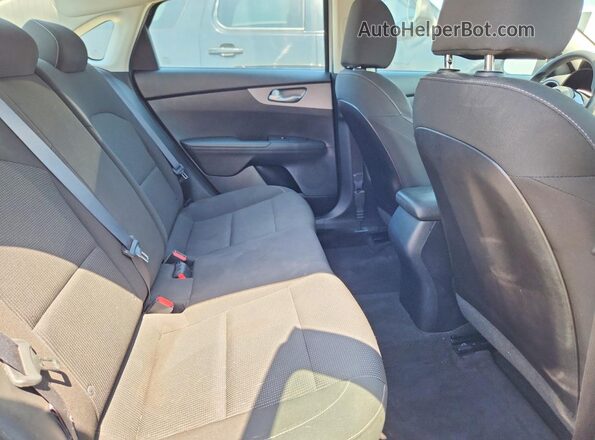 3KPF24AD5LE186739 2020 KIA FORTE Silver Widok tylnych siedzeń
