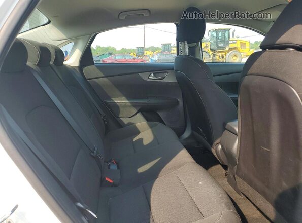 3KPF24AD5ME291119 2021 KIA FORTE White Widok tylnych siedzeń