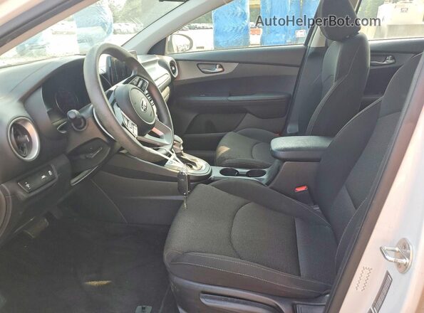 3KPF24AD5ME291119 2021 KIA FORTE White Widok wnętrza z przodu