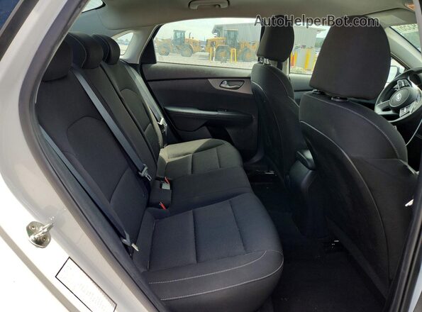 3KPF24AD5ME310347 2021 KIA FORTE White Widok tylnych siedzeń