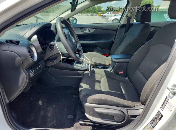 3KPF24AD5ME310347 2021 KIA FORTE White Widok wnętrza z przodu