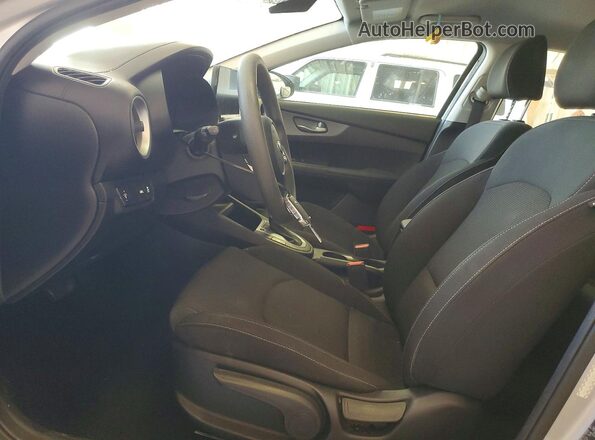 3KPF24AD5ME407094 2021 KIA FORTE Silver Вид салону спереду