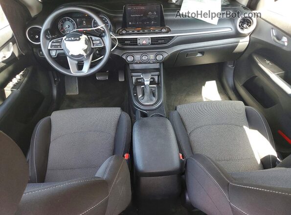 3KPF24AD5NE493556 2022 KIA FORTE Красный Вид панели приборов