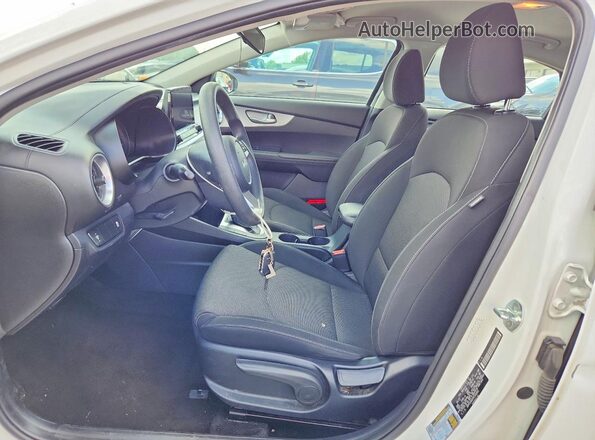3KPF24AD5PE506602 2023 KIA FORTE Белый Вид салона спереди