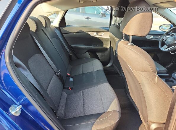 3KPF24AD5PE512786 2023 KIA FORTE Blue Vista de los asientos traseros
