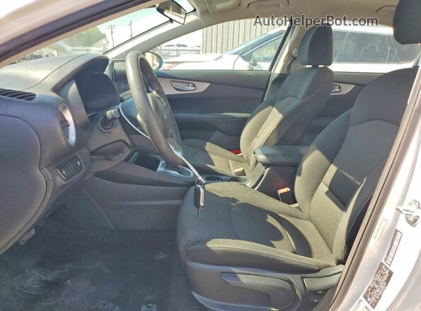 3KPF24AD5PE600169 2023 KIA FORTE White Вид салону спереду