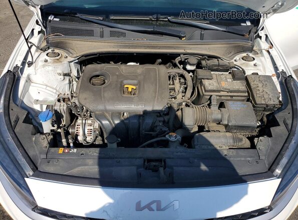 3KPF24AD5PE600169 2023 KIA FORTE White Вид задньої частини салону