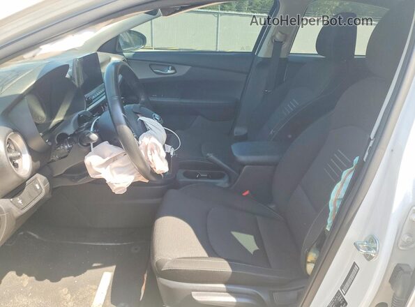 3KPF24AD6ME282848 2021 KIA FORTE Белый Вид салона спереди