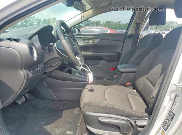 3KPF24AD6ME307070 2021 KIA FORTE Серебряный Вид салона спереди
