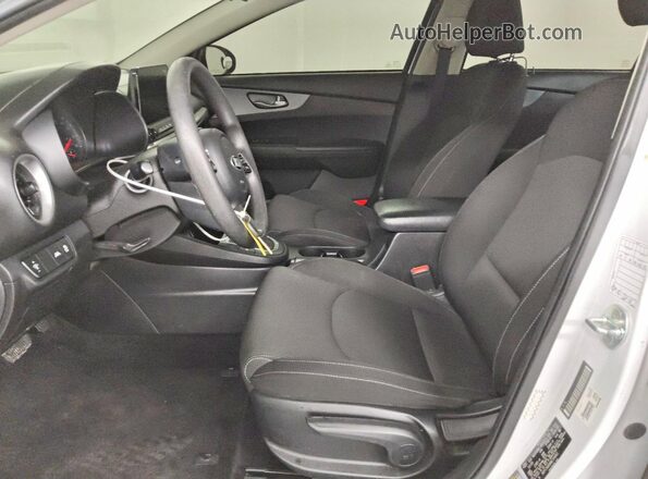 3KPF24AD6ME316061 2021 KIA FORTE White Vista interior delantera
