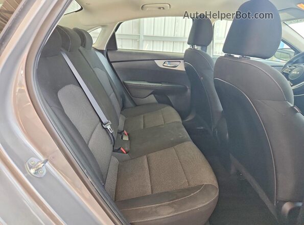 3KPF24AD6NE468083 2022 KIA FORTE Gray Widok tylnych siedzeń