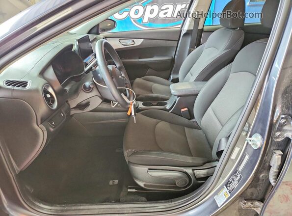 3KPF24AD6PE533355 2023 KIA FORTE Charcoal Vista interior delantera