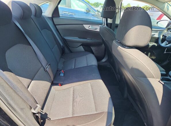 3KPF24AD6RE713678 2024 KIA FORTE Black Widok tylnych siedzeń