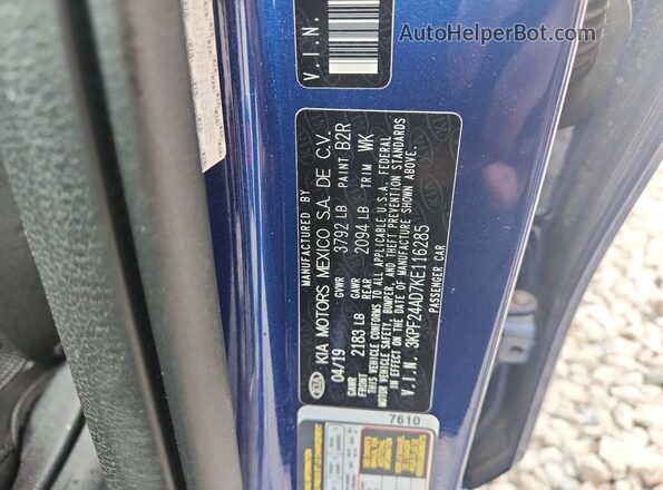 3KPF24AD7KE116285 2019 KIA FORTE Blue Vista del compartimento del motor