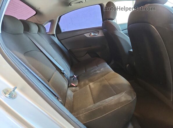 3KPF24AD7ME266822 2021 KIA FORTE Silver Вид задніх сидінь