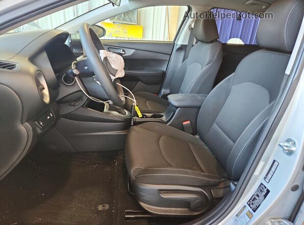 3KPF24AD7ME266822 2021 KIA FORTE Silver Вид салону спереду