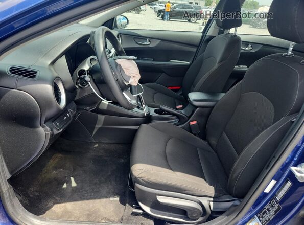 3KPF24AD7ME317994 2021 KIA FORTE Синий Вид салона спереди