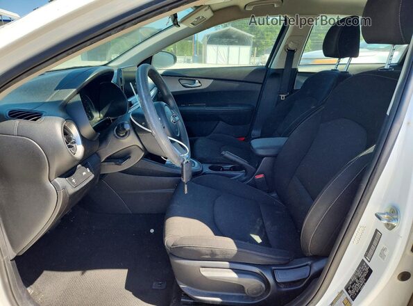 3KPF24AD7ME408716 2021 KIA FORTE Белый Вид салона спереди