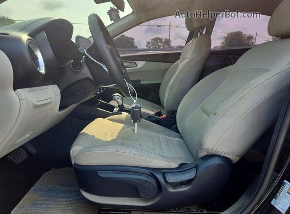3KPF24AD7NE464091 2022 KIA FORTE Black Front interior view