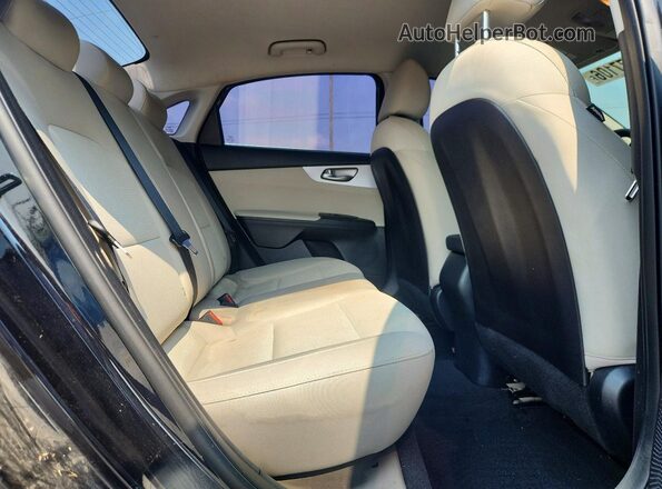 3KPF24AD7NE464091 2022 KIA FORTE Black Rear seats view