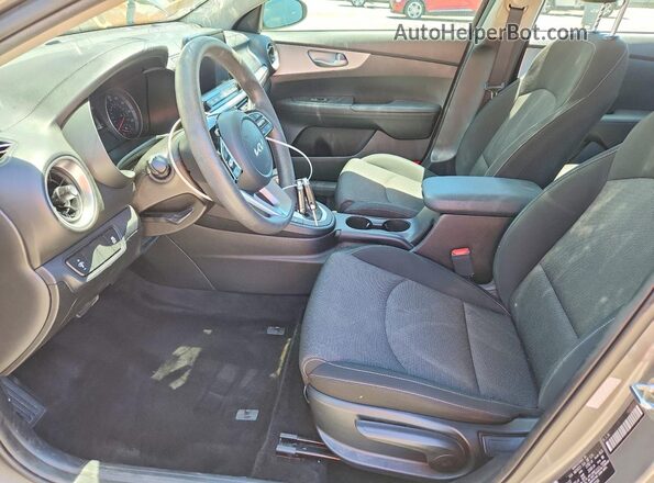 3KPF24AD7NE468268 2022 KIA FORTE Gray Вид салону спереду