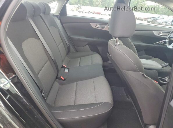 3KPF24AD7PE561715 2023 KIA FORTE Black Widok tylnych siedzeń