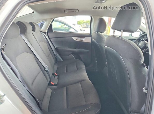 3KPF24AD7PE566414 2023 KIA FORTE White Вид задніх сидінь