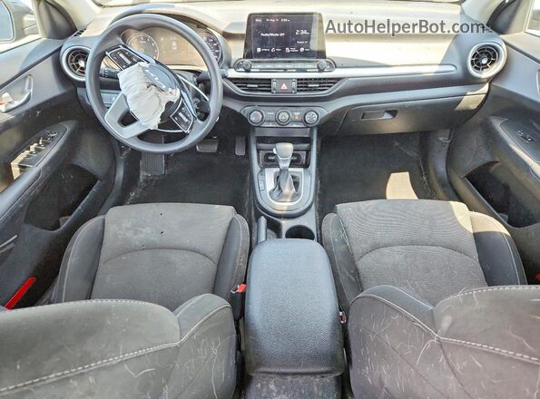 3KPF24AD7PE575579 2023 KIA FORTE Gray Widok deski rozdzielczej