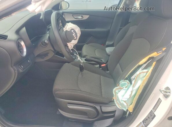 3KPF24AD7PE587943 2023 KIA FORTE Белый Вид салона спереди
