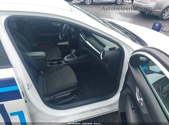 3KPF24AD7PE594844 2023 KIA FORTE White Вид салону спереду