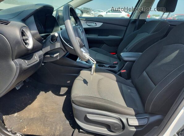3KPF24AD7RE697667 2024 KIA FORTE White Widok wnętrza z przodu