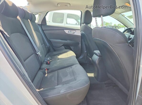 3KPF24AD7RE697667 2024 KIA FORTE White Widok tylnych siedzeń
