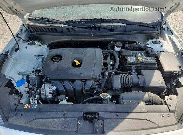 3KPF24AD7RE697667 2024 KIA FORTE White Widok wnętrza z tyłu