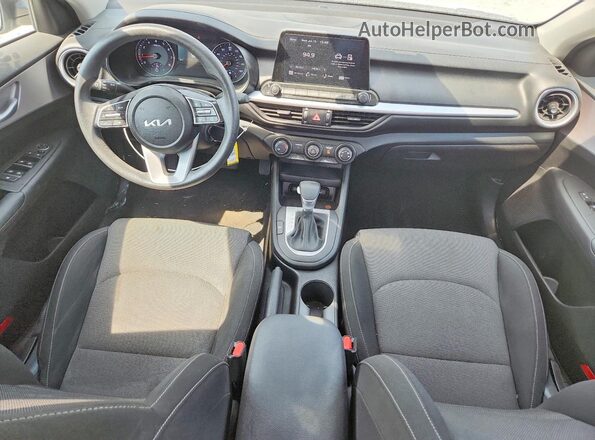 3KPF24AD7RE697667 2024 KIA FORTE White Widok deski rozdzielczej