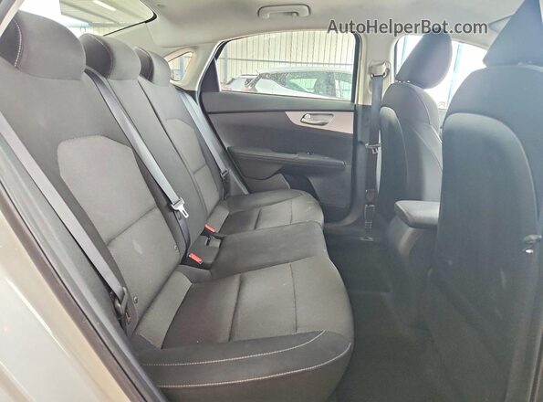 3KPF24AD7RE765305 2024 KIA FORTE White Widok tylnych siedzeń
