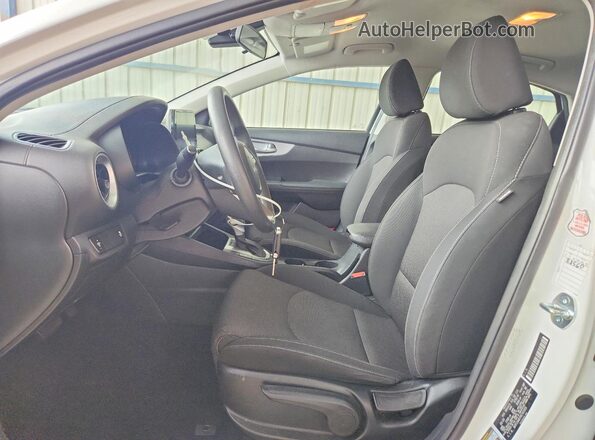 3KPF24AD7RE765305 2024 KIA FORTE White Widok wnętrza z przodu
