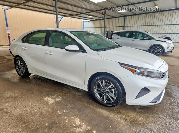 3KPF24AD7RE765305 2024 KIA FORTE White Przód prawy