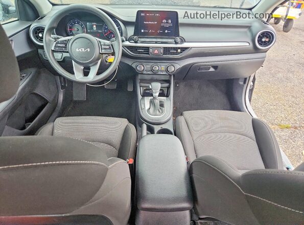 3KPF24AD7RE768415 2024 KIA FORTE Gray Vista del salpicadero
