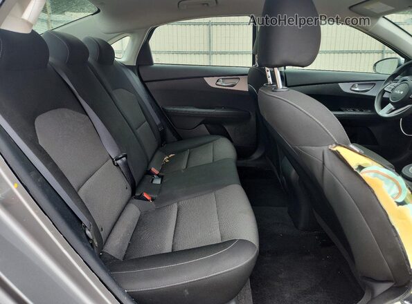 3KPF24AD7RE768415 2024 KIA FORTE Gray Vista de los asientos traseros