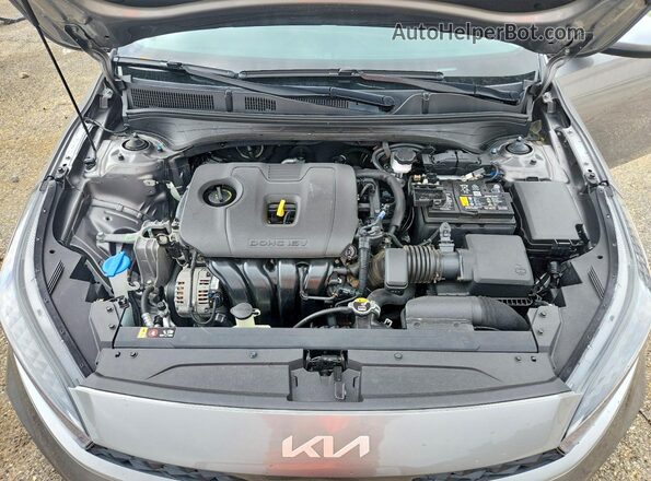 3KPF24AD7RE768415 2024 KIA FORTE Gray Vista interior trasera
