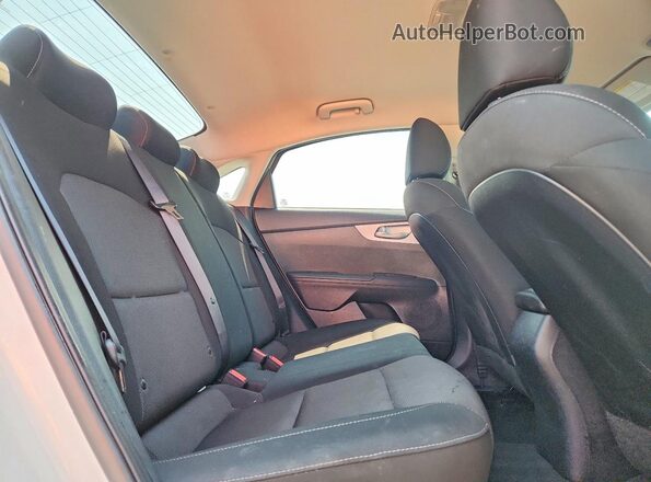 3KPF24AD7RE821498 2024 KIA FORTE White Вид задніх сидінь