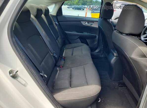 3KPF24AD8KE012906 2019 KIA FORTE White Vista de los asientos traseros