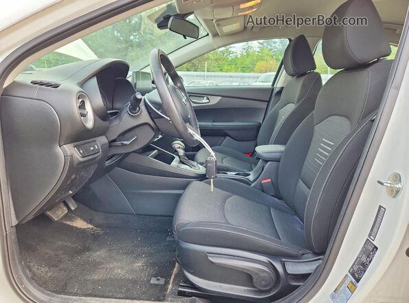 3KPF24AD8KE134150 2019 KIA FORTE Белый Вид салона спереди