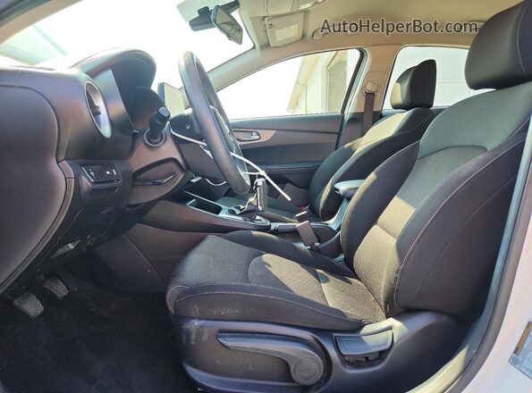 3KPF24AD8KE138263 2019 KIA FORTE White Widok wnętrza z przodu